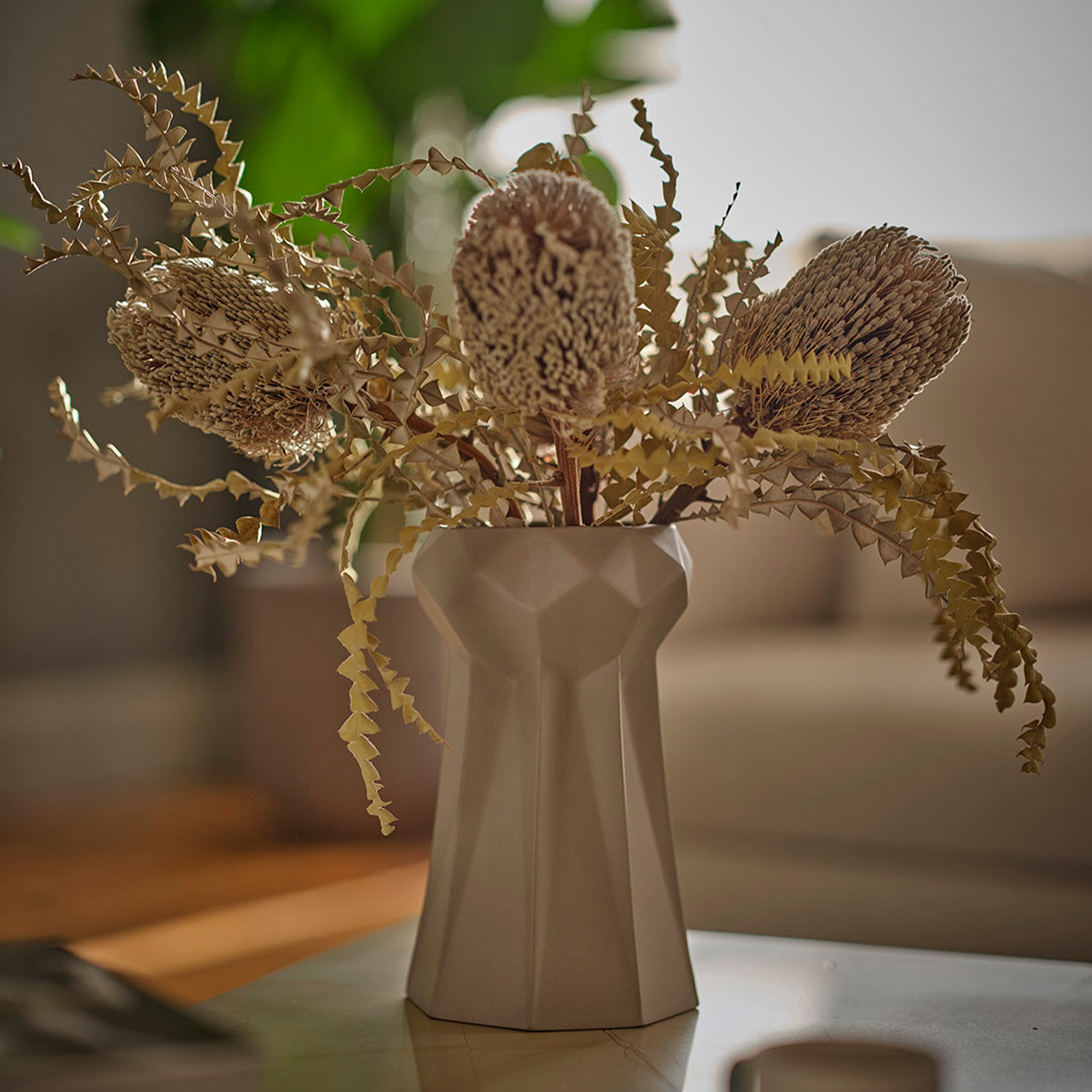 Handmade-Chess-Queen-Vase-Rock-Porcelain-Sustainable-22.5cm-Flower-ETUGENE