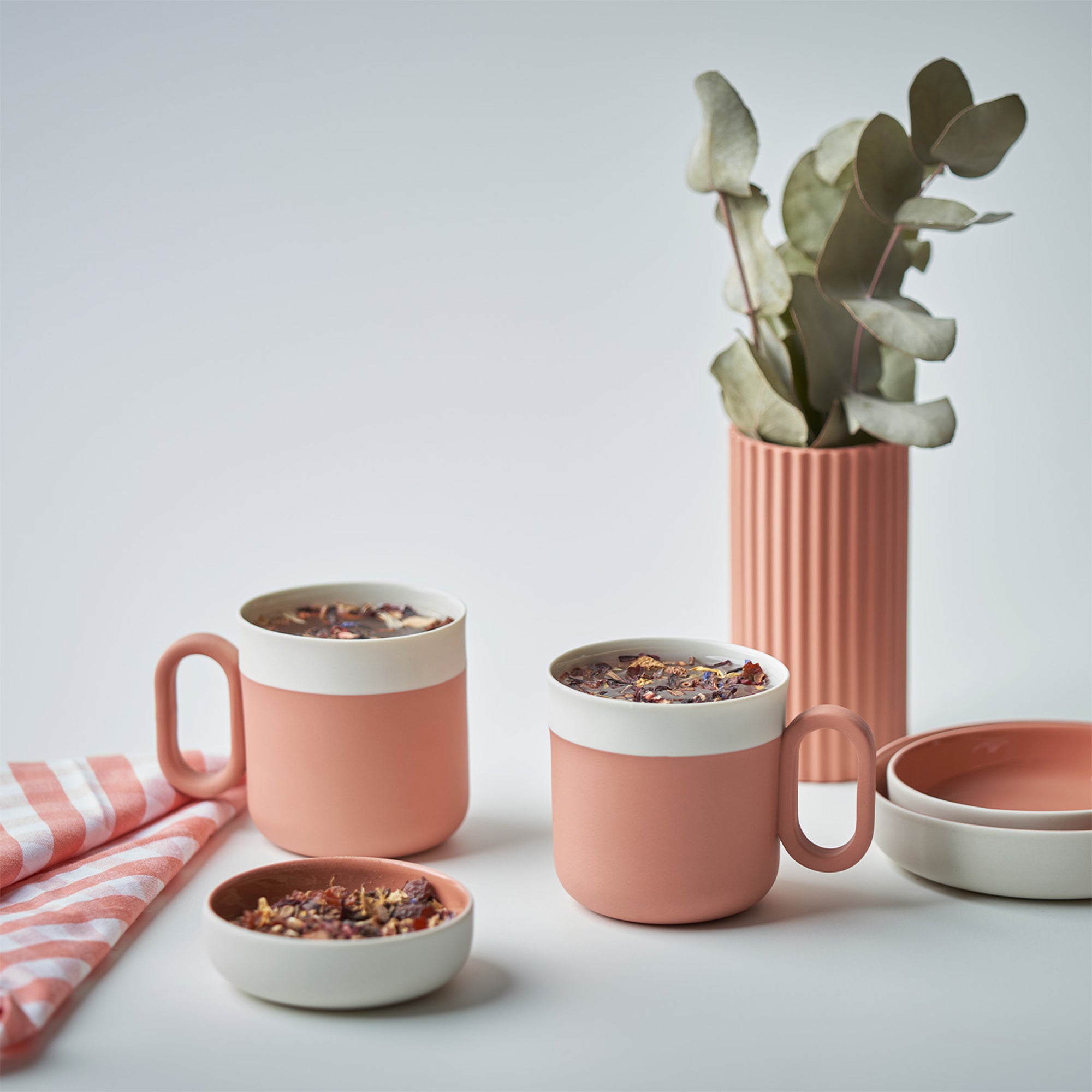 Handmade-Corinth-Short-Vase-Coral-Porcelain-Sustainable-10.8cm-Lifestyle-ETUGENE