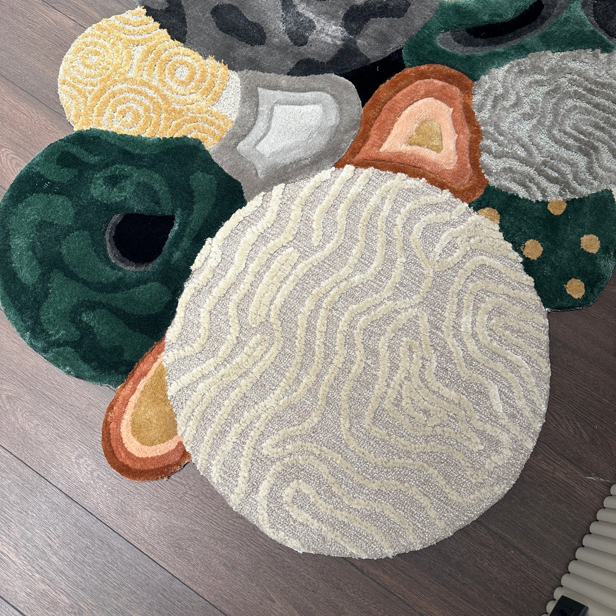 Handmade Wool Rug Tuft Weaving, Sustainable Contemporary Carpet, Pandora Design, Irregular Shape, Custom Made On-Demand in Turkiye_ETUGENE_Pandora-002-GX-FloorLeft