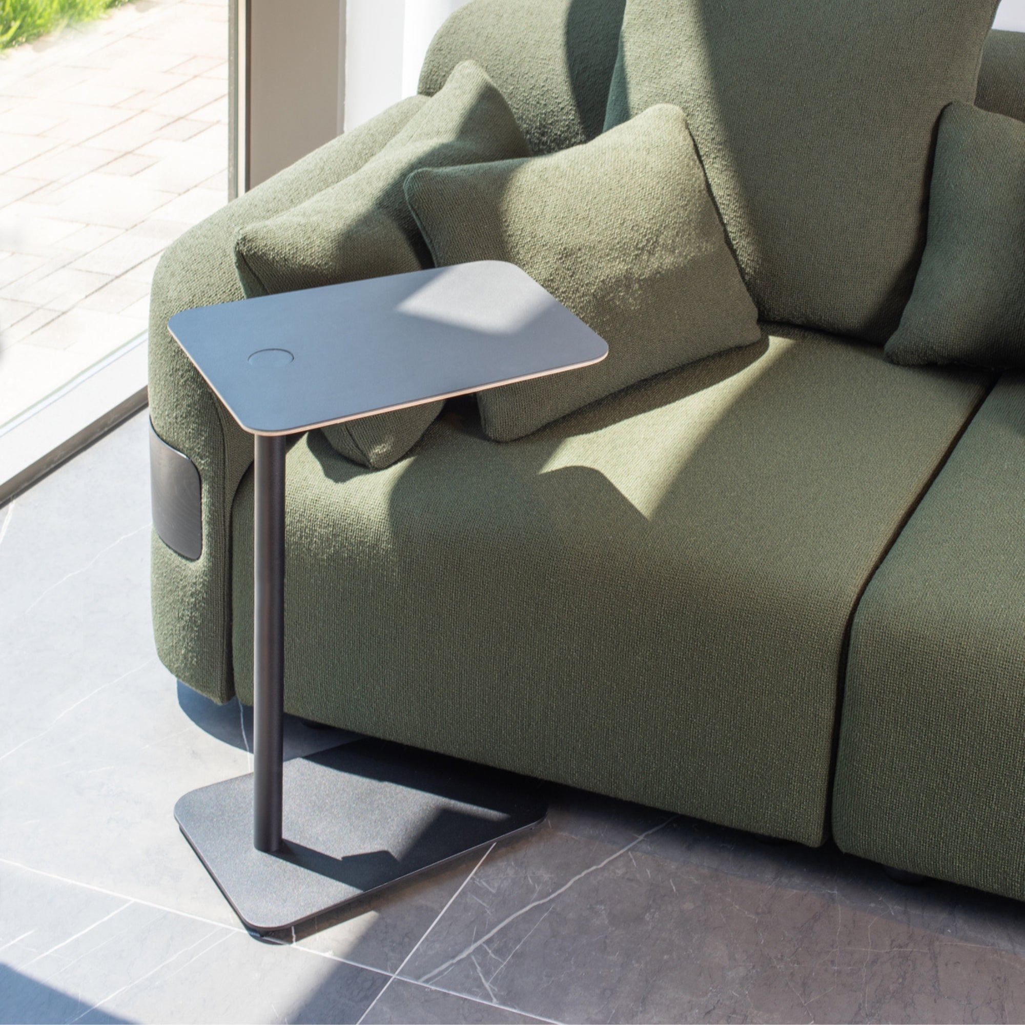 Loop-Side-Table-Linoleum-nero-Steel-Black-Details-ETUGENE