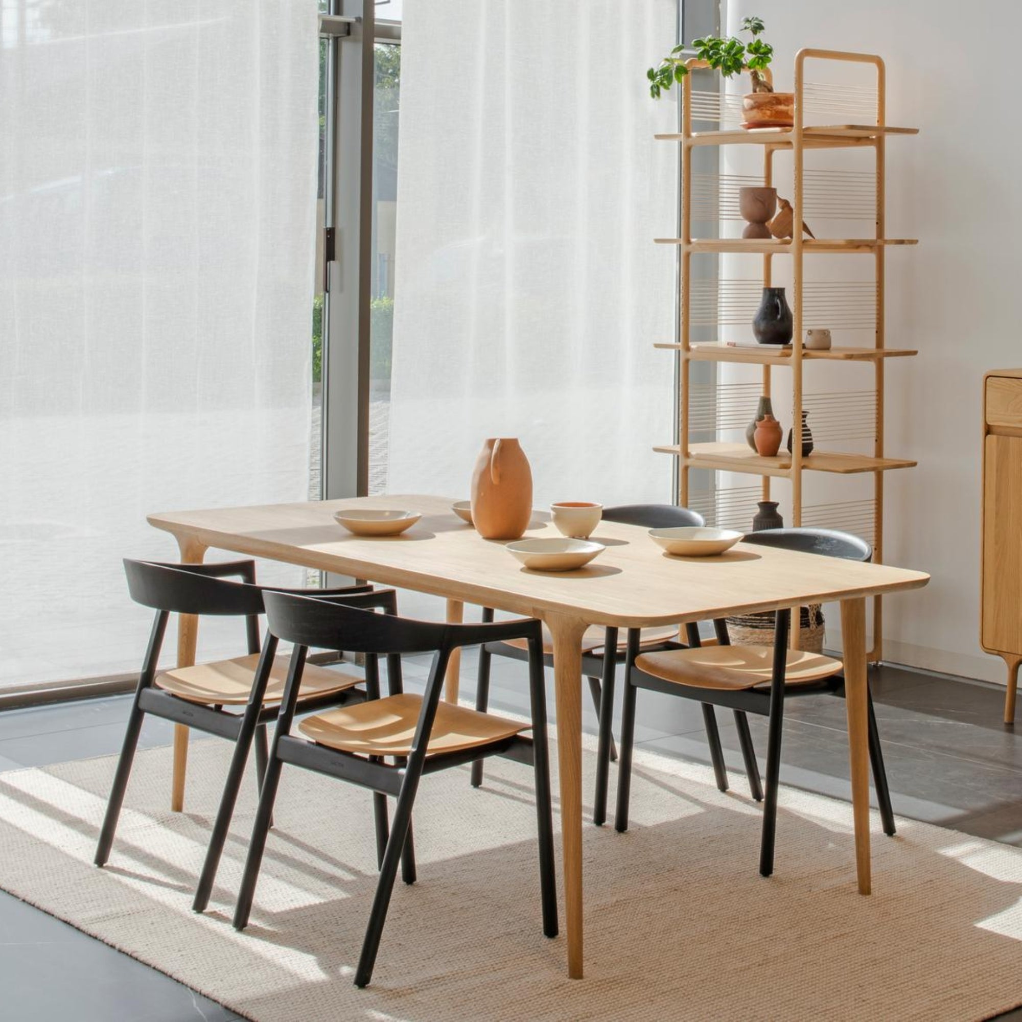 Muna-Chair-SolidOak-Black-White-Lacquered-Style-DiningRoom-HomeFurniture-ETUGENE