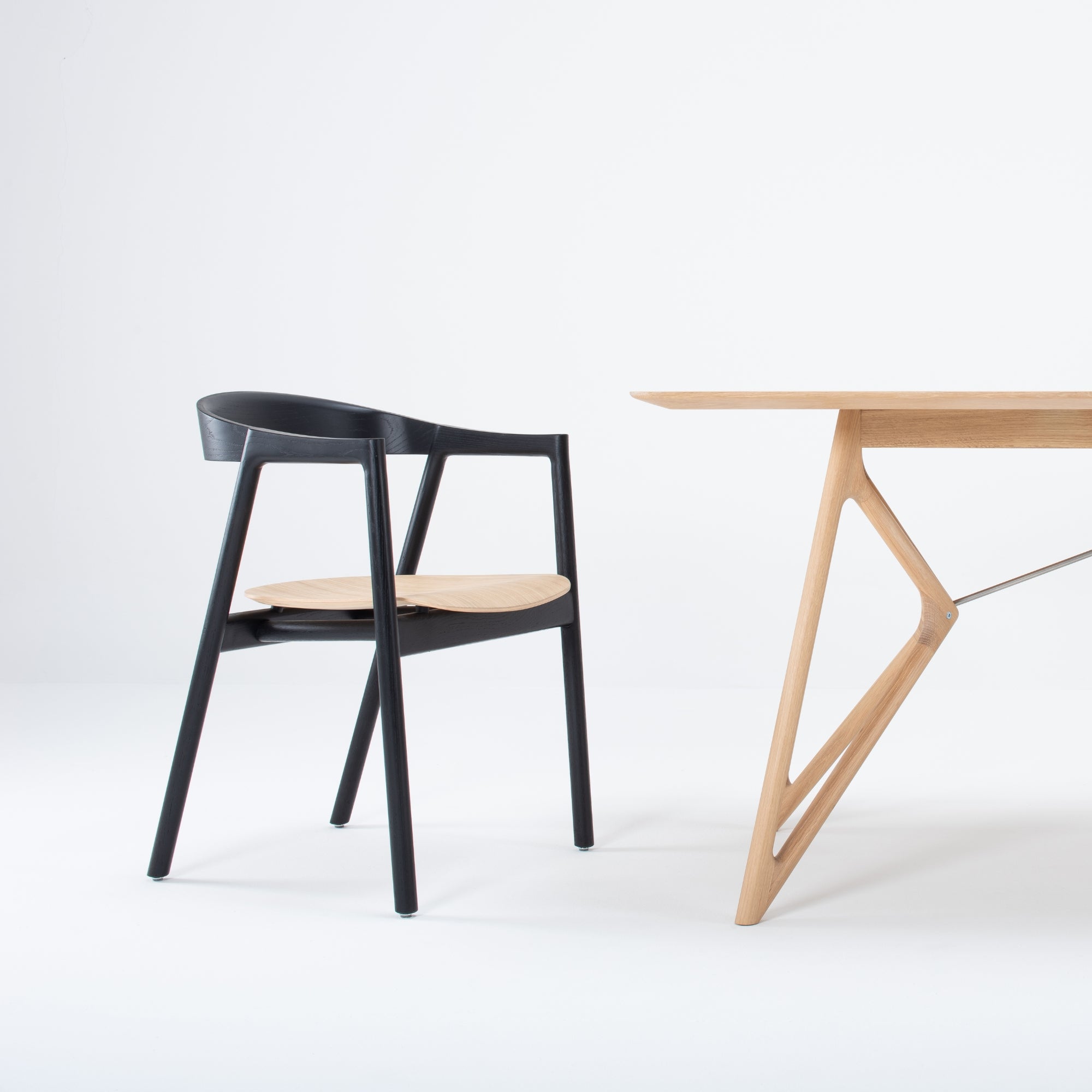 Muna-Chair-SolidOak-Black-White-Lacquered-Table-DiningRoom-HomeFurniture-ETUGENE