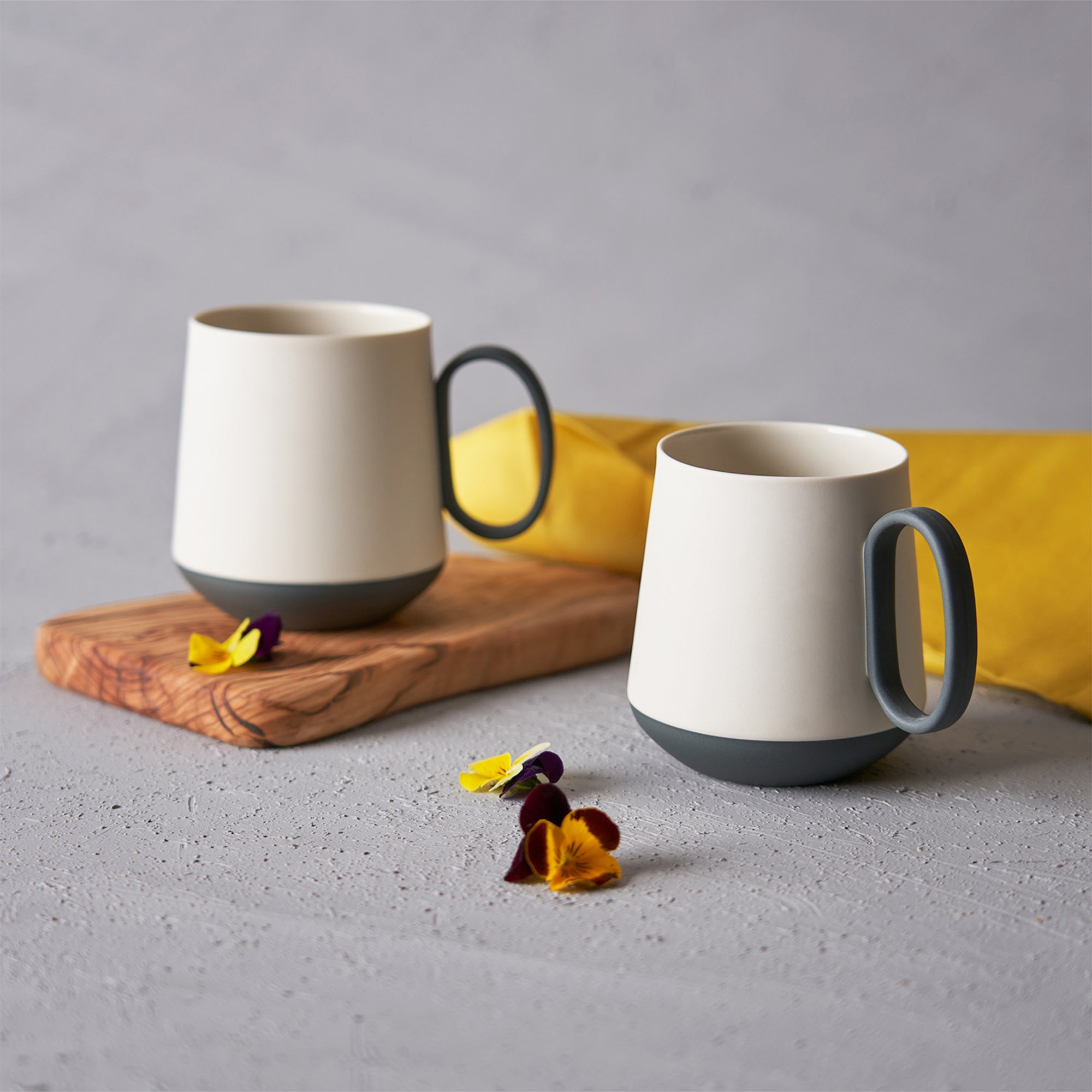 Tube-Mug-Set-Of-2-Black-Ivory-Porcelain-Handmade-Lifestyle-ETUGENE