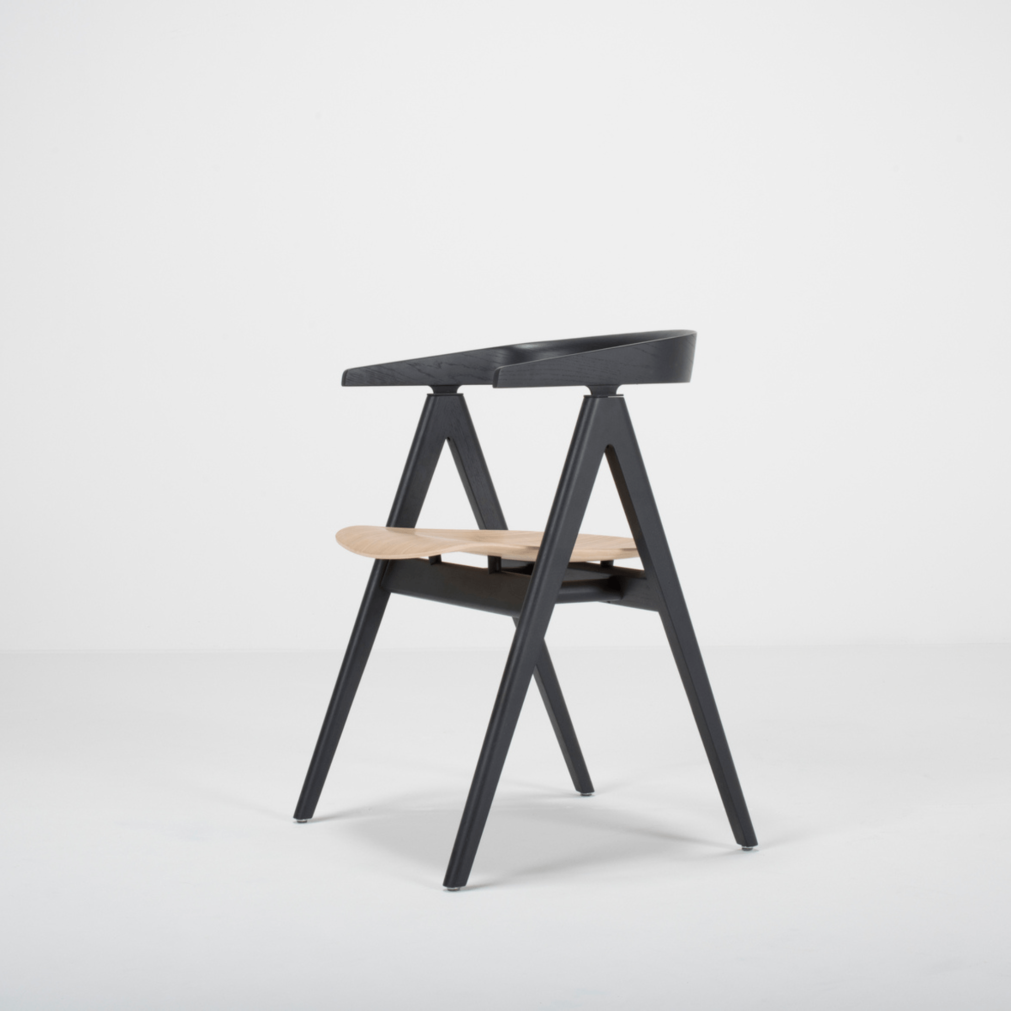 Ava-Chair-oak-lacquered-Black-white-front-DiningRoom-HomeFurniture-ETUGENE