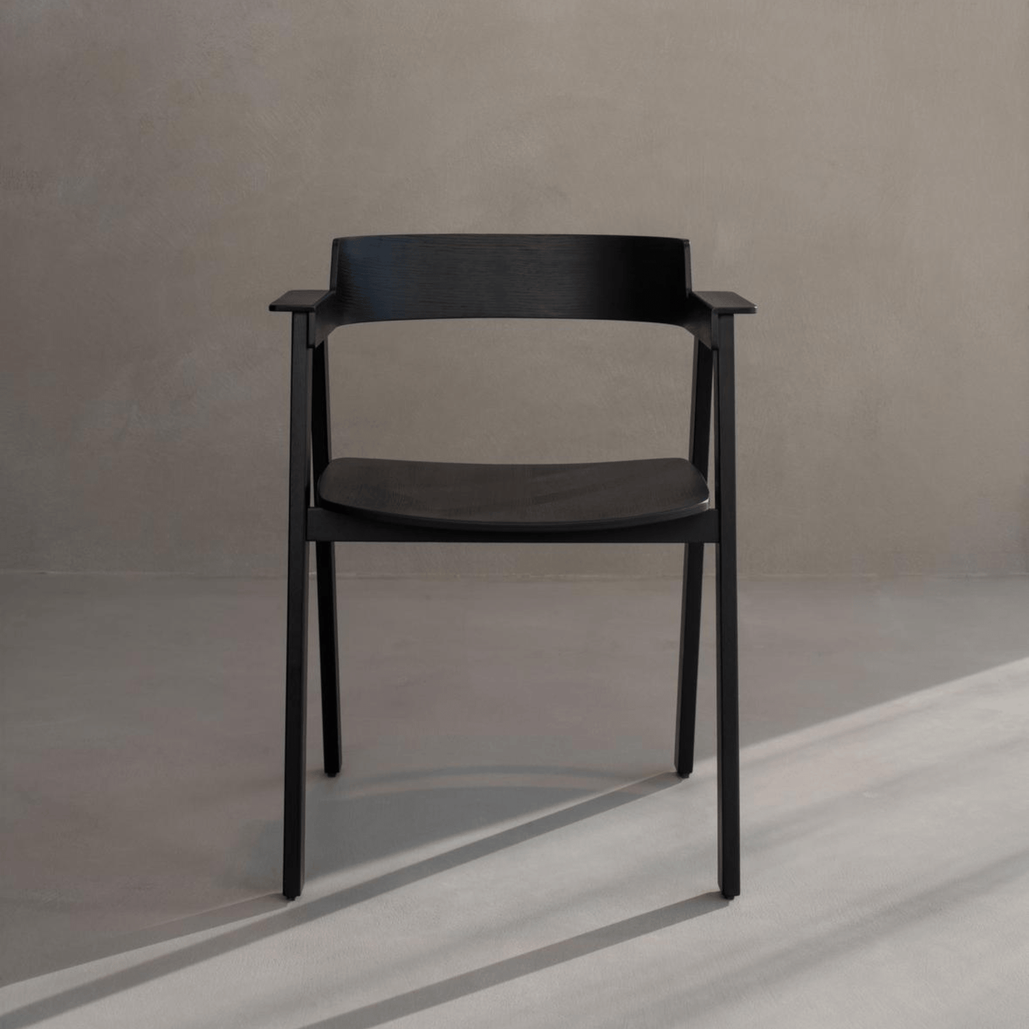 Flip-Chair-oak-lacquered-black-front-DiningRoom-HomeFurniture-ETUGENE