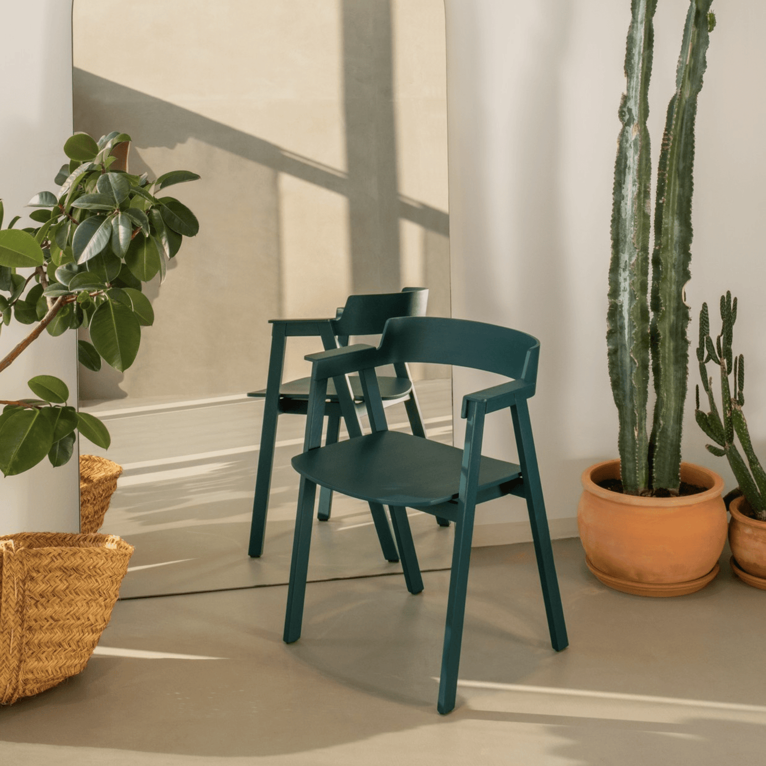 Flip-Chair-oak-lacquered-green-lifestyle-DiningRoom-HomeFurniture-ETUGENE