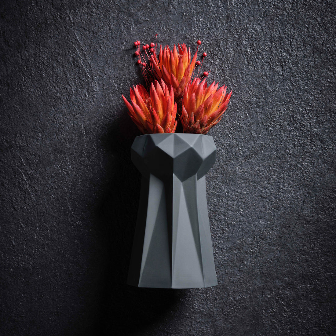 Handmade-Chess-Queen-Vase-Black-Porcelain-Sustainable-22.5cm-Flower-ETUGENE