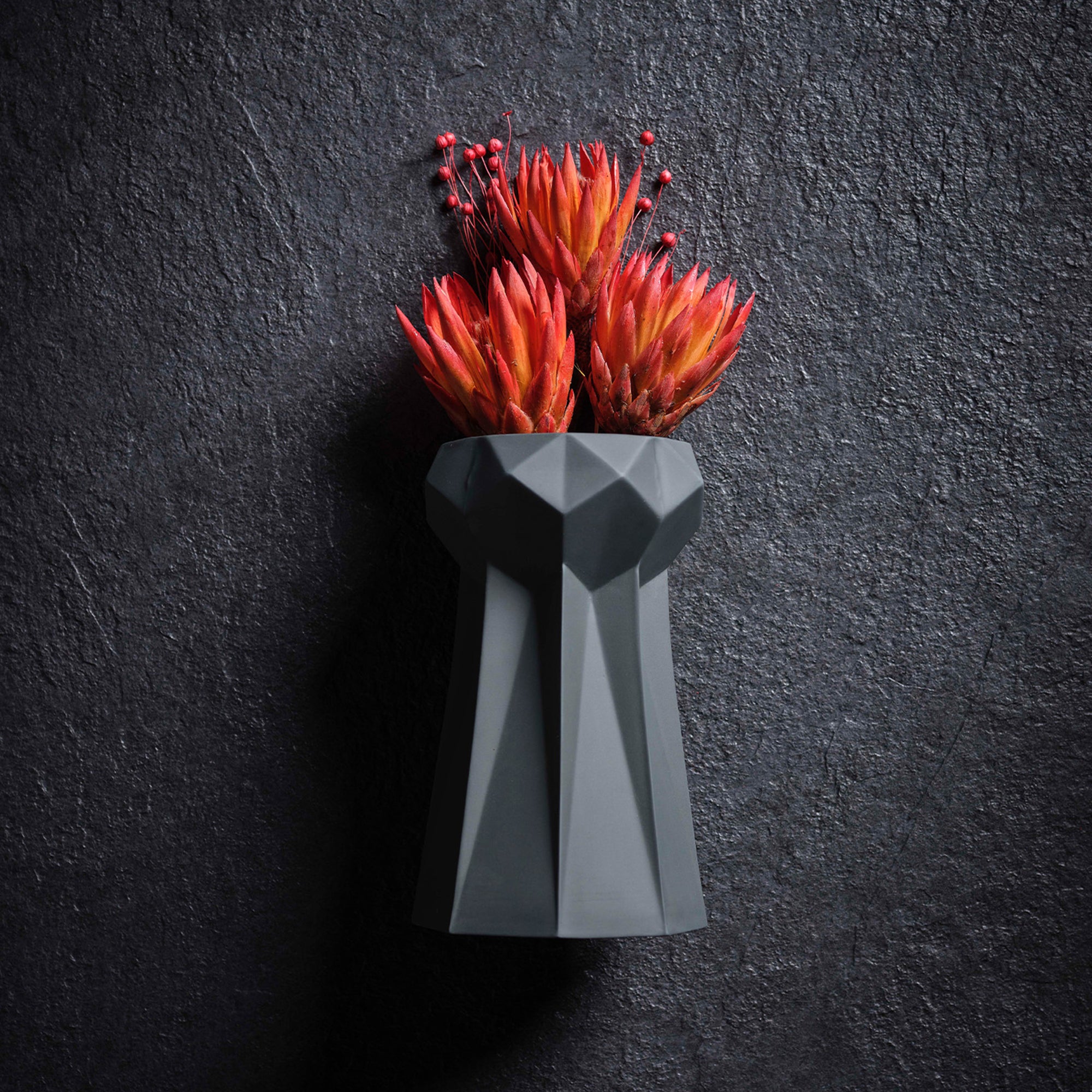 Handmade-Chess-Queen-Vase-Black-Porcelain-Sustainable-22.5cm-Flower-ETUGENE