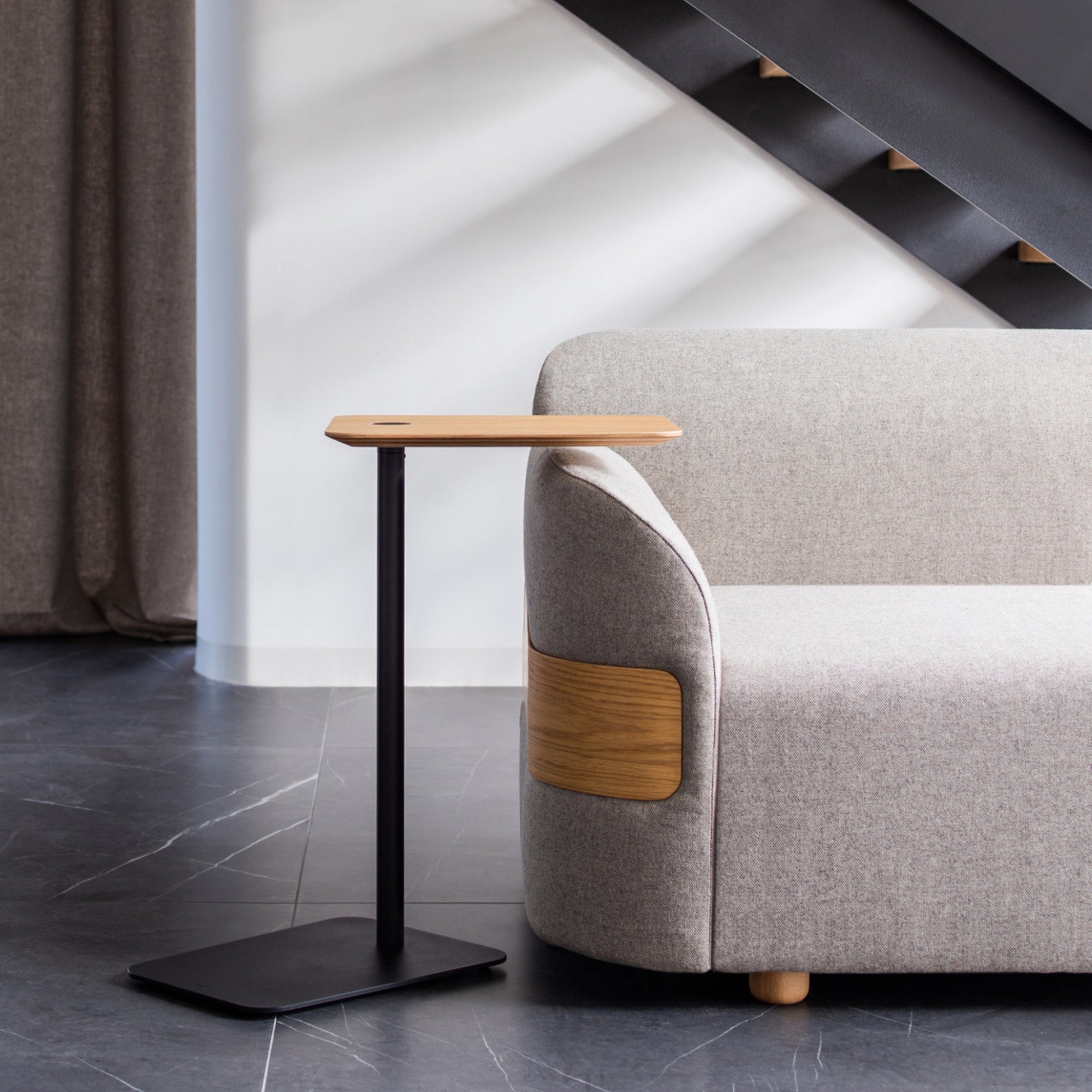 Loop-Side-Table-Veneer-Oak-Natural-Steel-Black-Lifestyle-ETUGENE