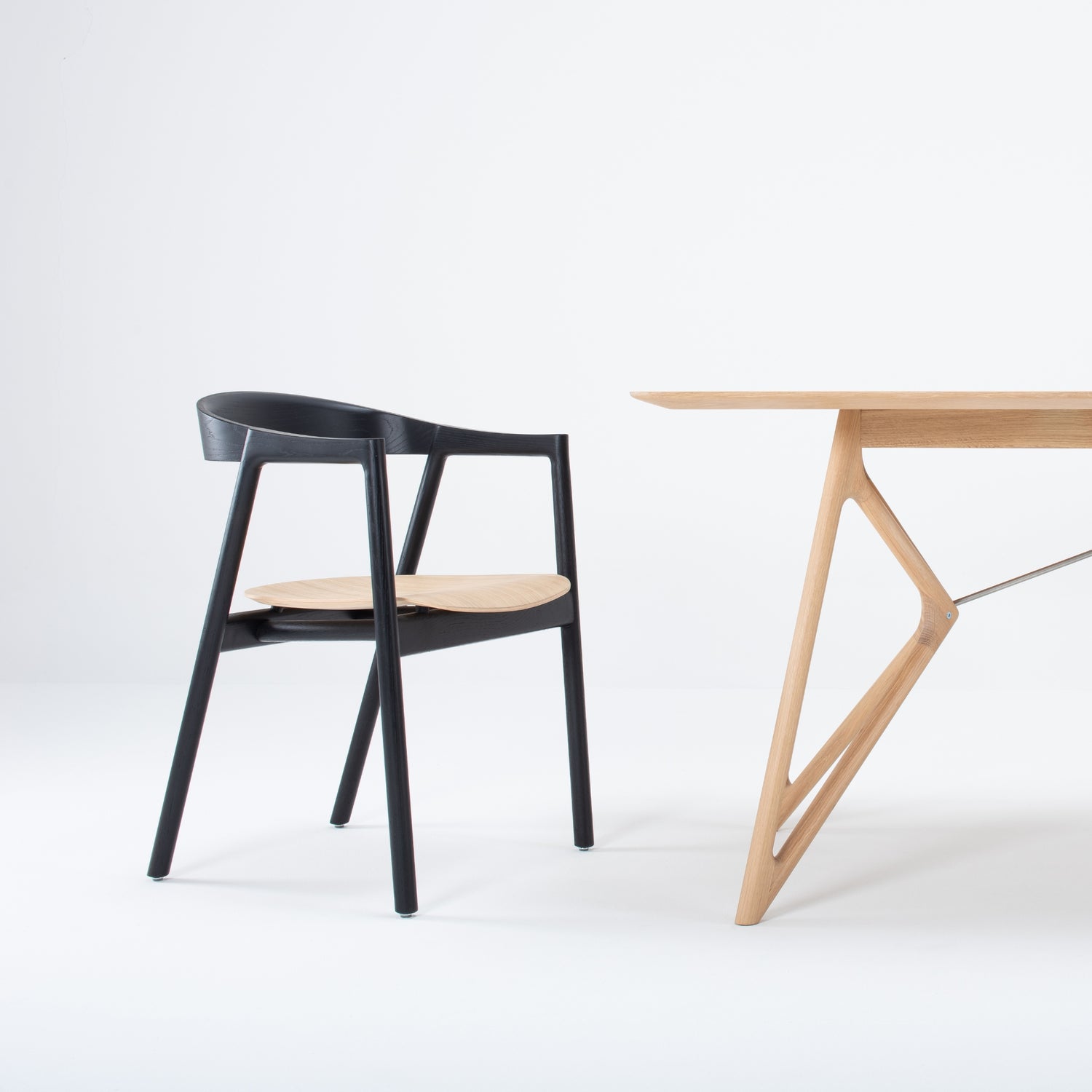 Muna-Chair-SolidOak-Black-White-Lacquered-Table-DiningRoom-HomeFurniture-ETUGENE