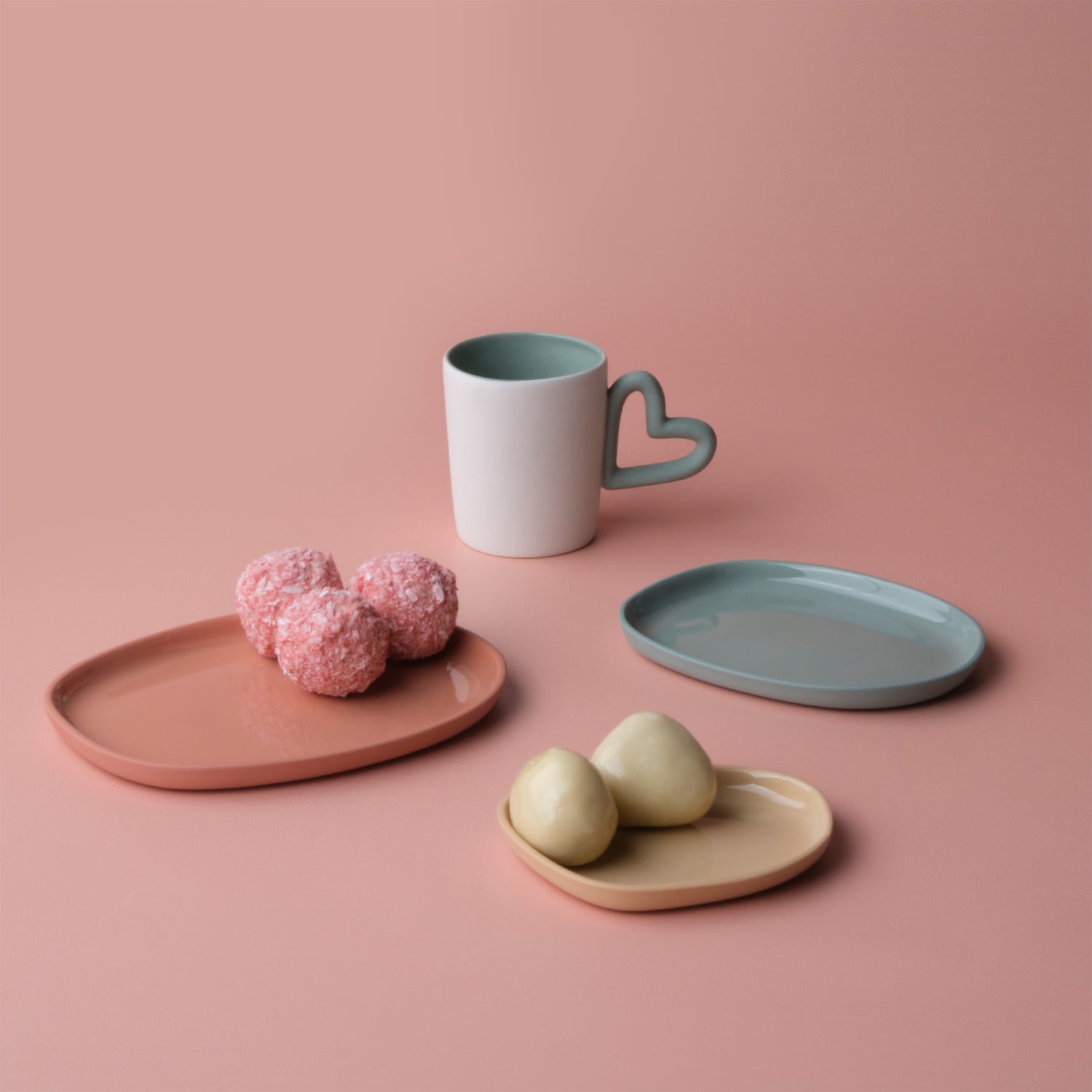 Pebble-Plate-Set-Of-3-Porcelain-Handmade-Lifestyle-ETUGENE