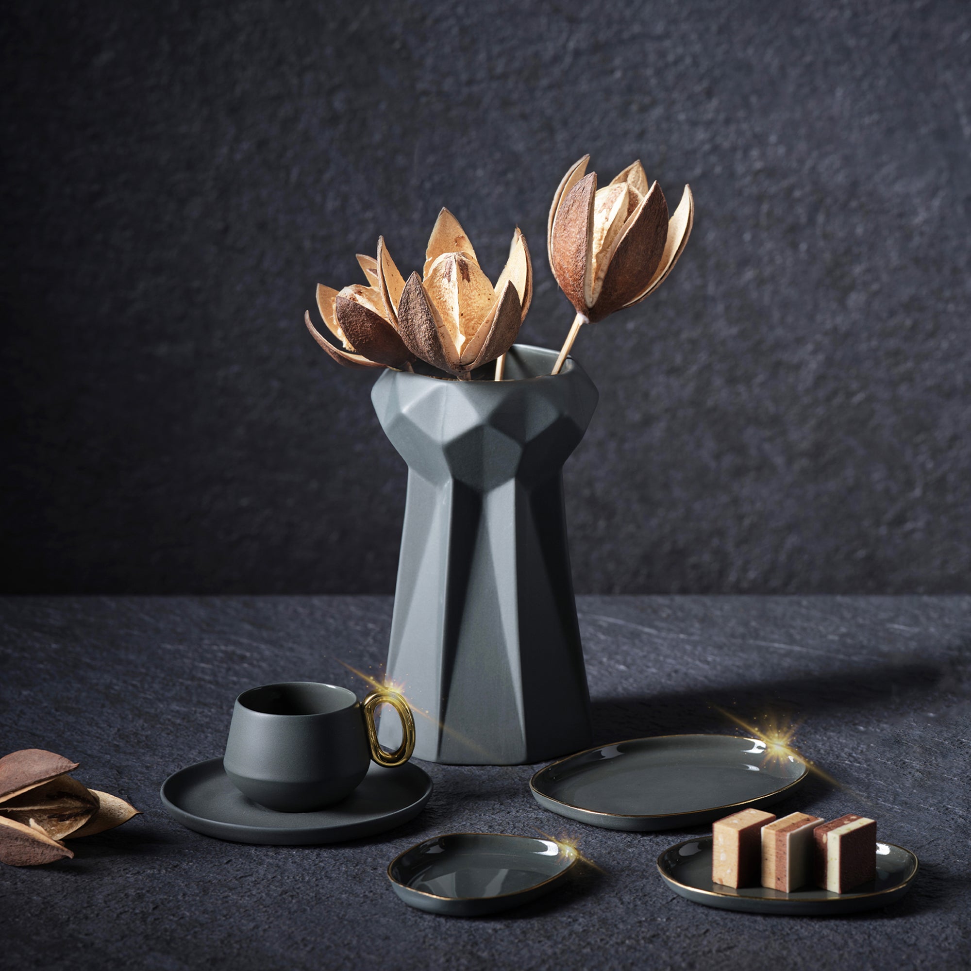 Tube-Espresso-Cup-Wit-Saucer-Set-Of-2Black-Gold-Porcelain-Handmade-Lifestyle-ETUGENE