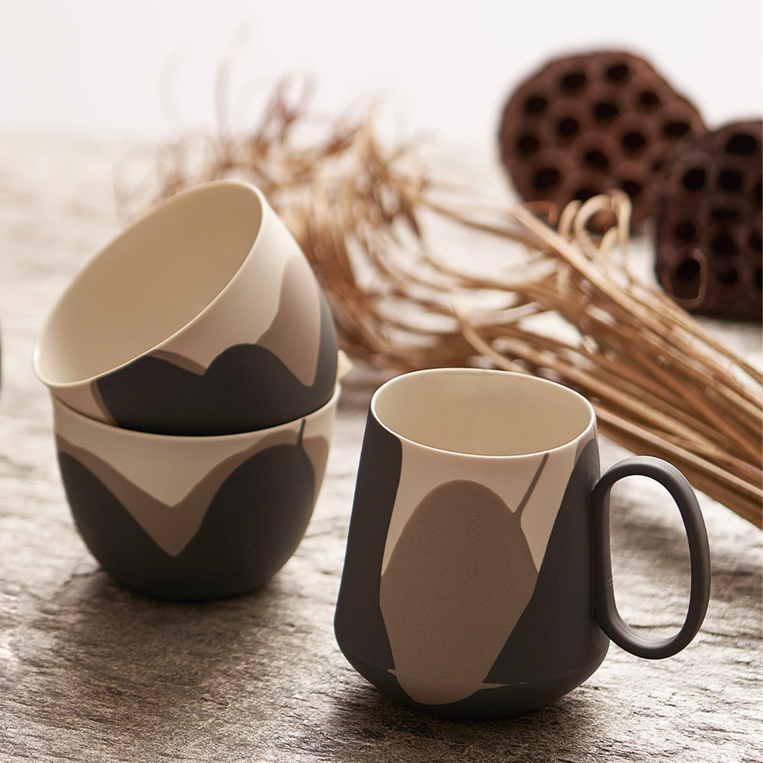 Tube-Mug-Set-Of-2-Colour-Wave-Black-Ivory-Rock-Porcelain-Handmade-Lifestyle-ETUGENE